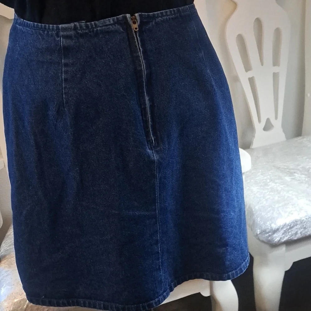 Denim skirt size 13/14 of 100% Cotton. Waist: 31 inches w/zipper back and 19 Len - Picture 4 of 5